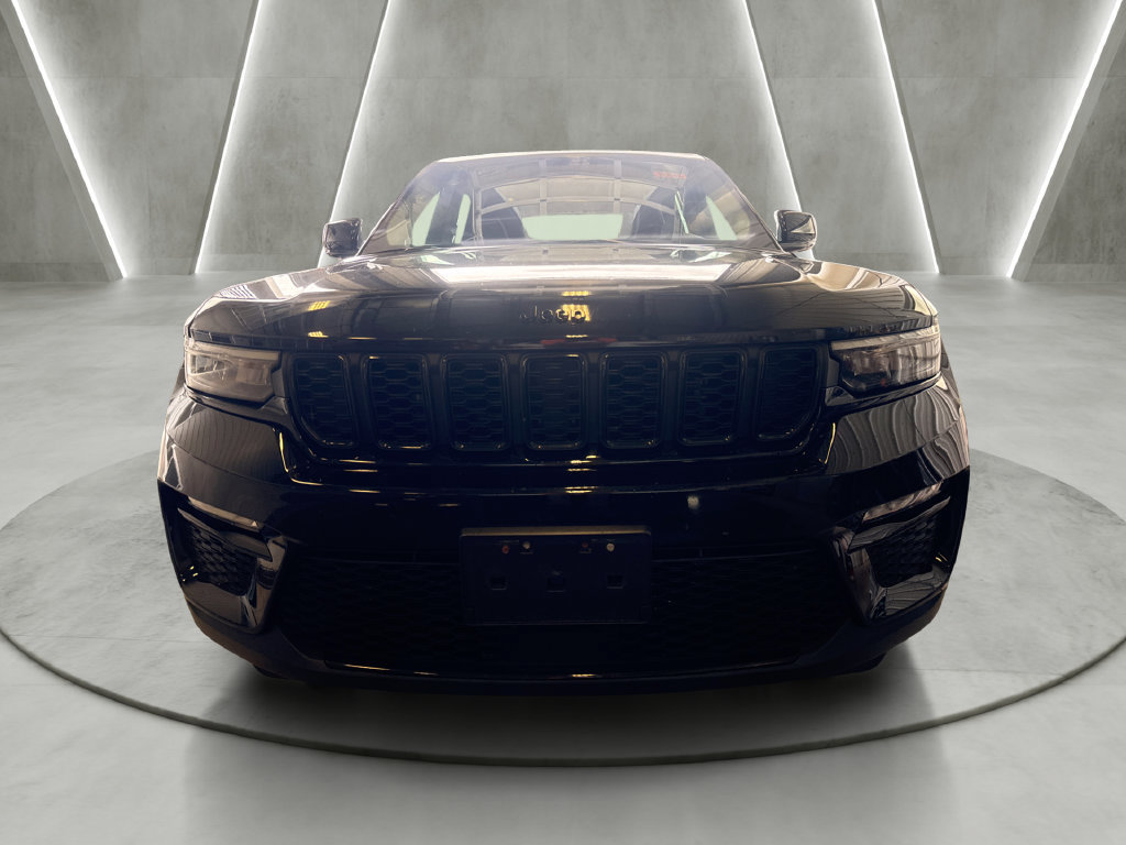 Used 2023 Jeep Grand Cherokee Limited w/ Black Appearance Package AWD/4WD image 2