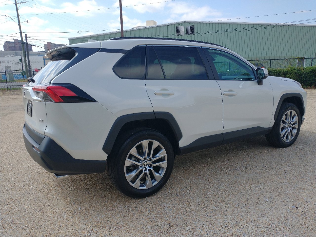 Used 2022 Toyota RAV4 XLE Premium image 21