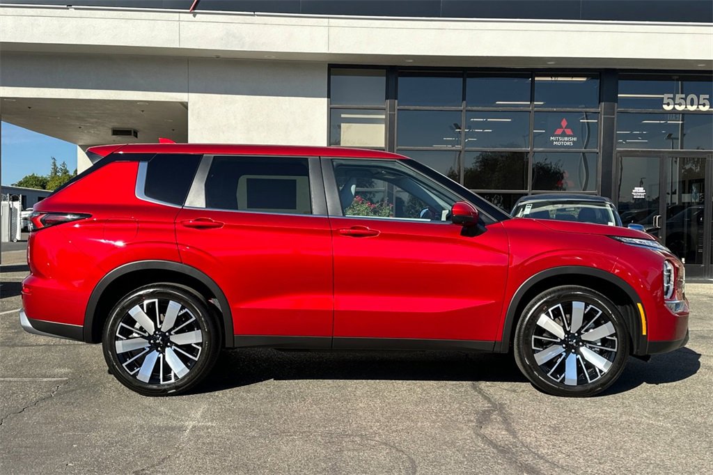 New 2025 Mitsubishi Outlander SE image 4