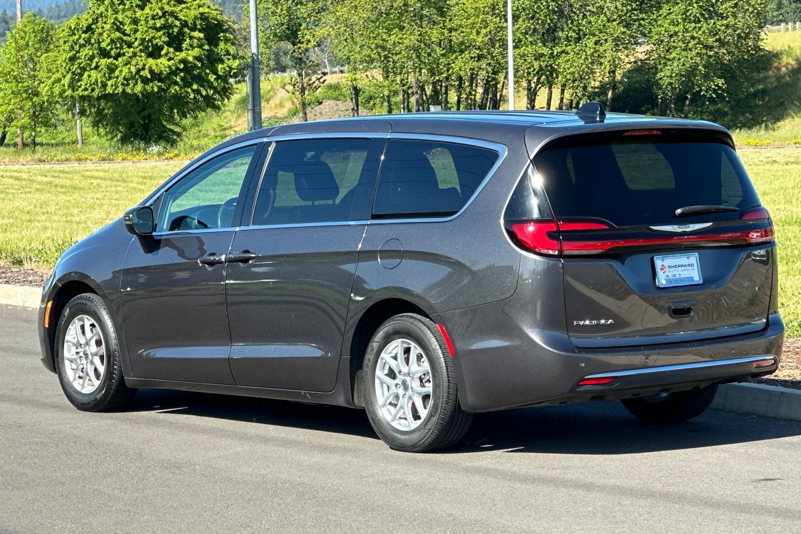 Used 2023 Chrysler Pacifica Touring-L FWD image 5