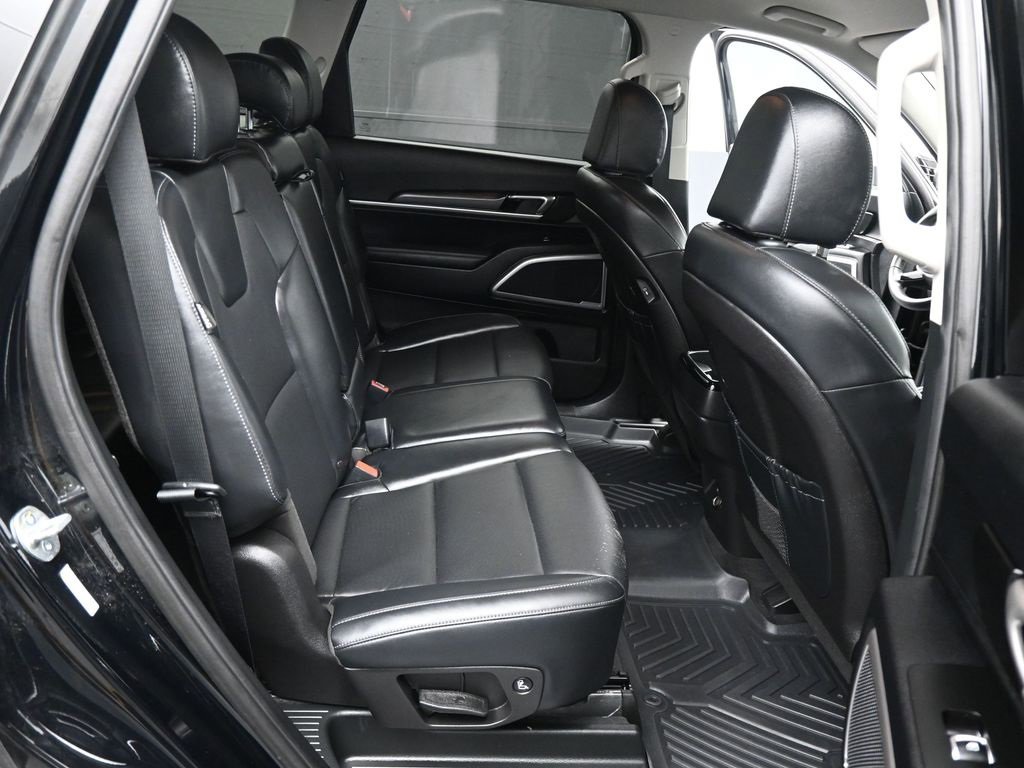 Used 2023 Kia Telluride LX image 3