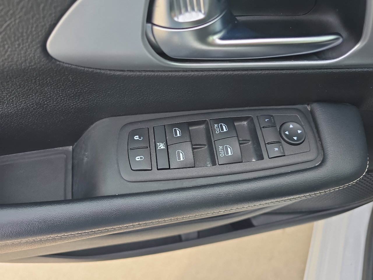 Used 2023 Chrysler Pacifica Touring w/ S Appearance Package image 18