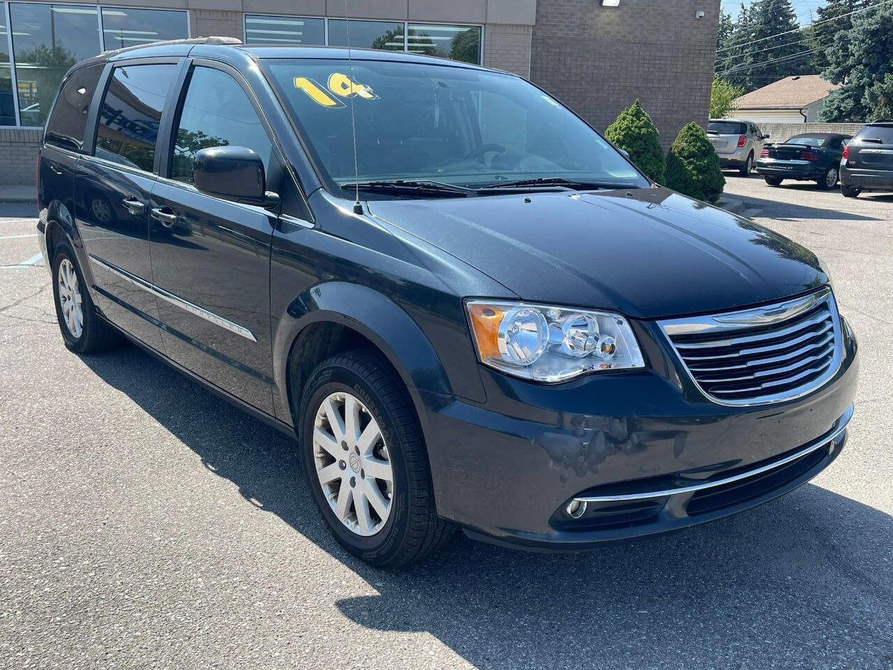 Used 2014 Chrysler Town & Country Touring image 3