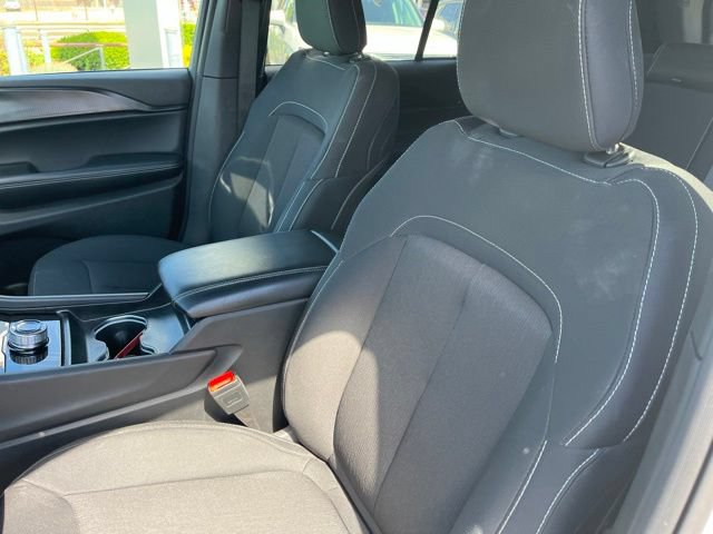 Used 2024 Jeep Grand Cherokee Laredo X AWD/4WD image 9