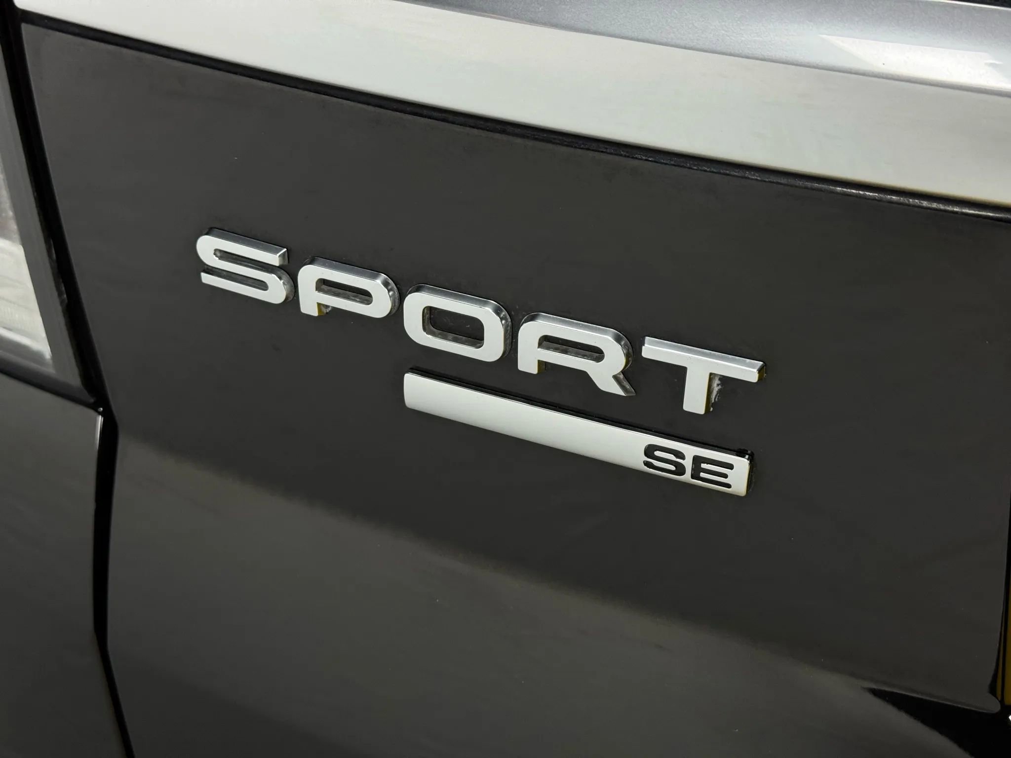 Used 2016 Land Rover Range Rover Sport SE image 12