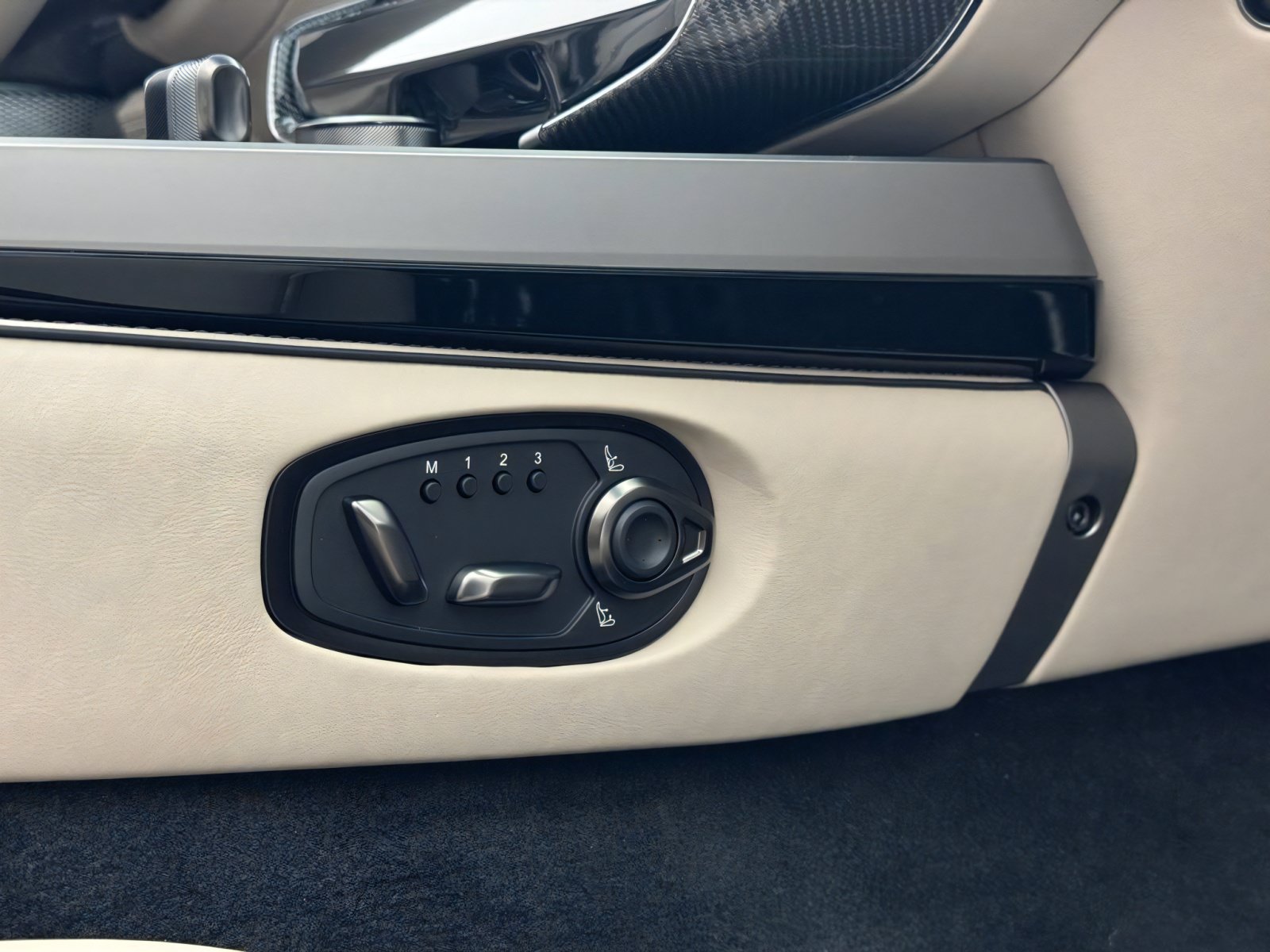 New 2026 Aston Martin Vanquish Convertible RWD image 51