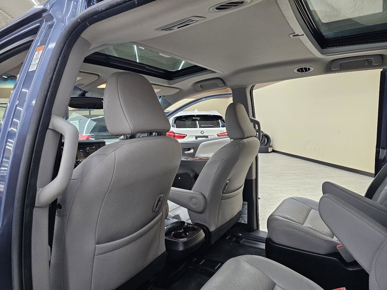 Used 2015 Toyota Sienna Limited FWD image 28