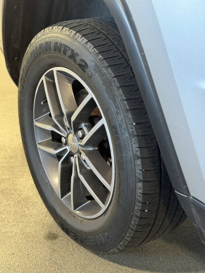 Used 2017 Jeep Grand Cherokee Limited w/ Luxury Group II AWD/4WD image 16