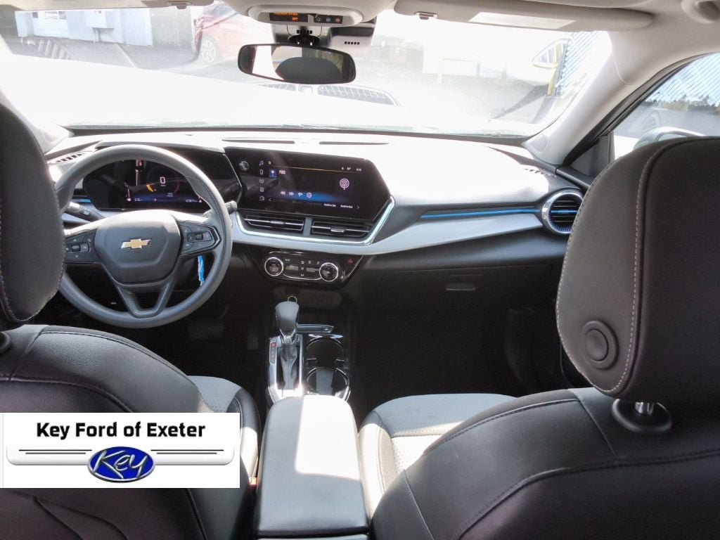 Used 2025 Chevrolet Trax LT FWD image 19