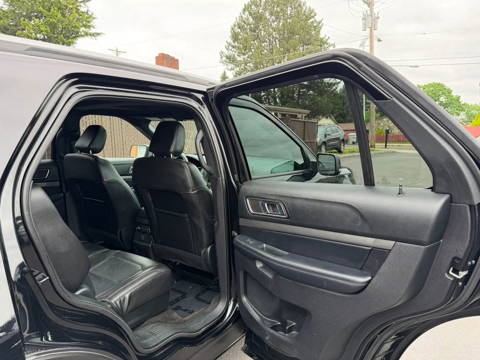 Used 2018 Ford Explorer XLT w/ Equipment Group 202A AWD/4WD image 14