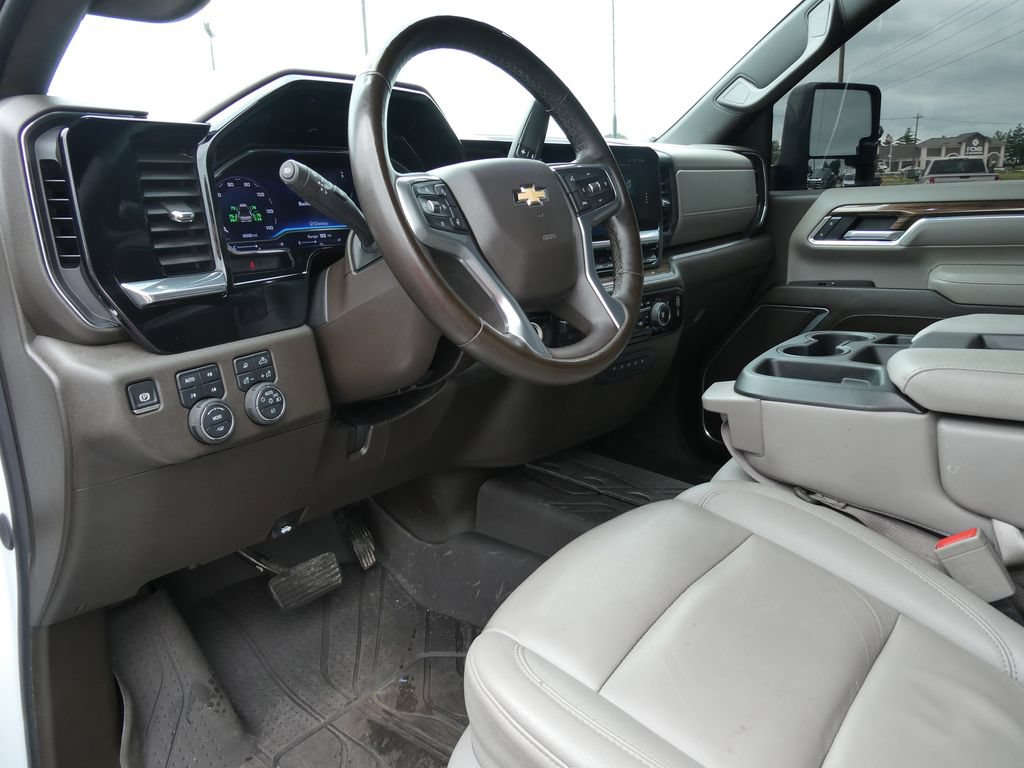 Used 2025 Chevrolet Silverado 3500 LT w/ Leather Package AWD/4WD image 23