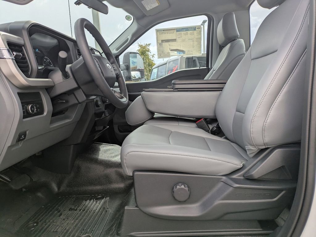New 2025 Ford F550 4x4 Regular Cab Super Duty image 13