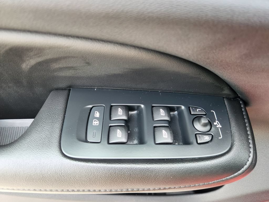 Certified 2024 Volvo S60 B5 Plus AWD/4WD image 17