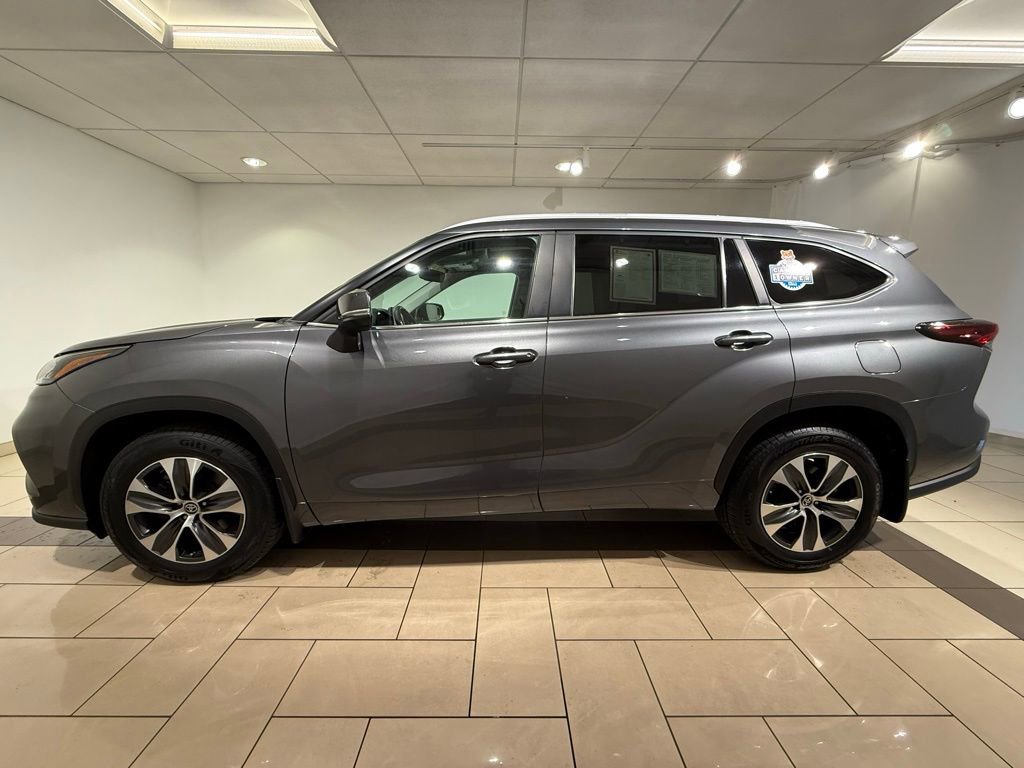 Certified 2024 Toyota Highlander XLE image 2