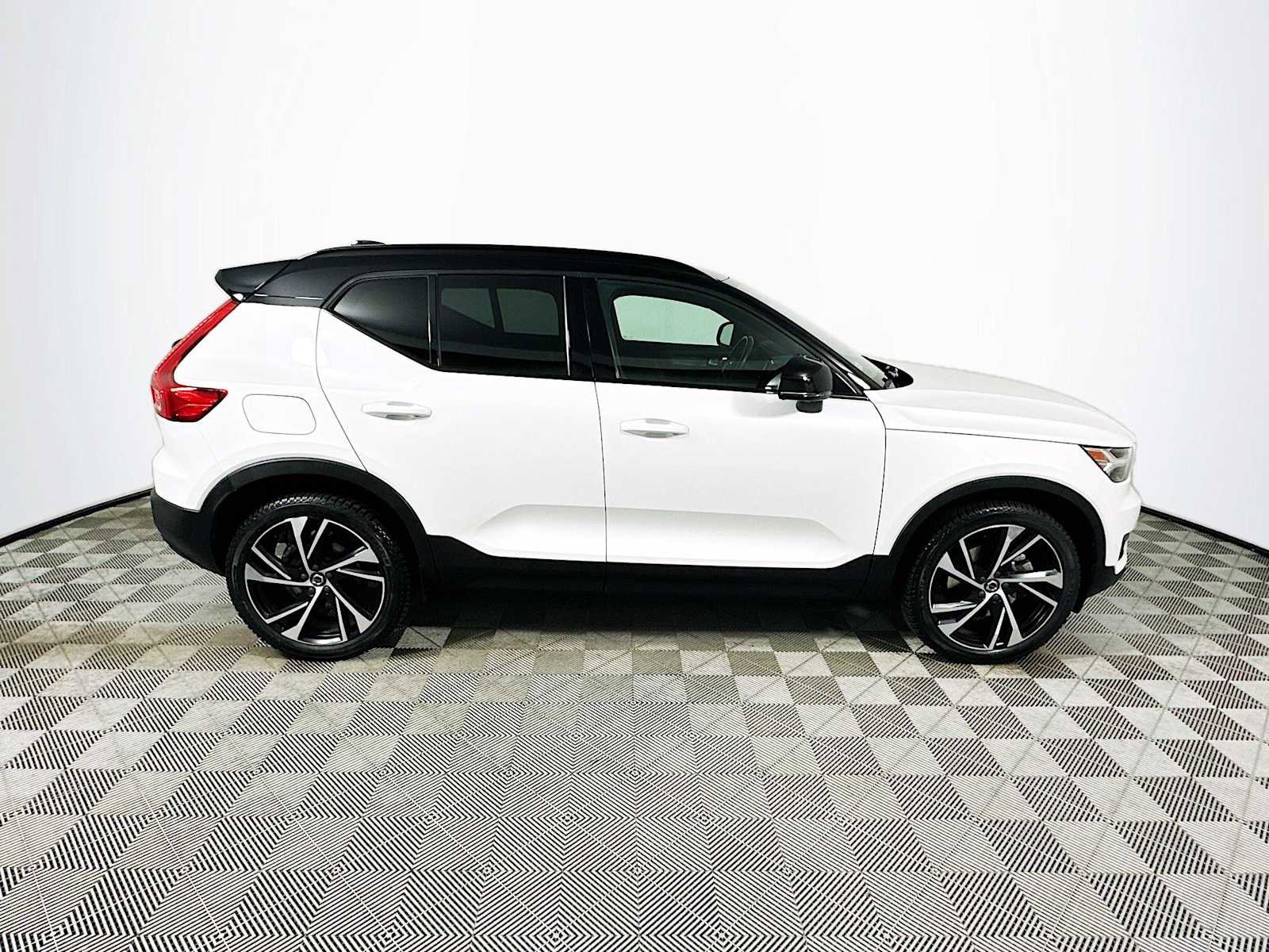 Used 2021 Volvo XC40 T5 R-Design image 8