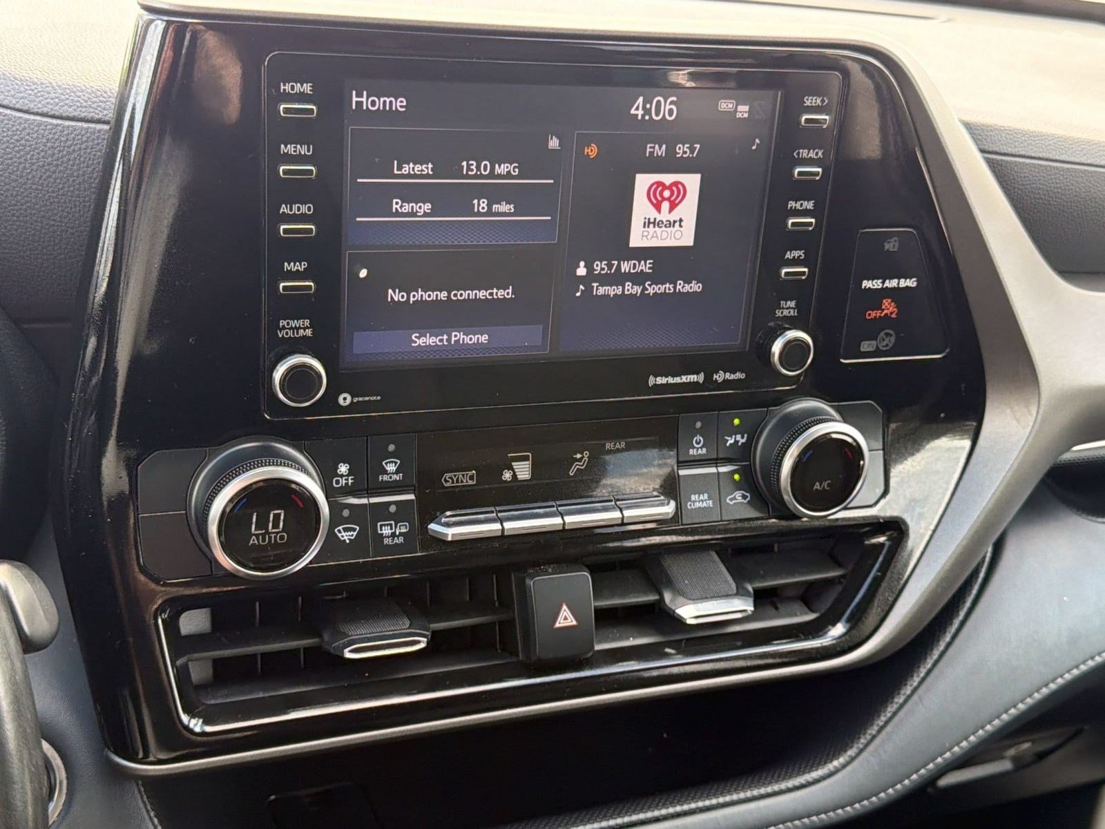Used 2022 Toyota Highlander LE FWD image 22