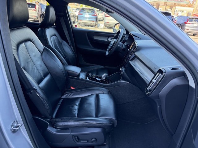 Used 2023 Volvo XC40 B5 Plus image 45
