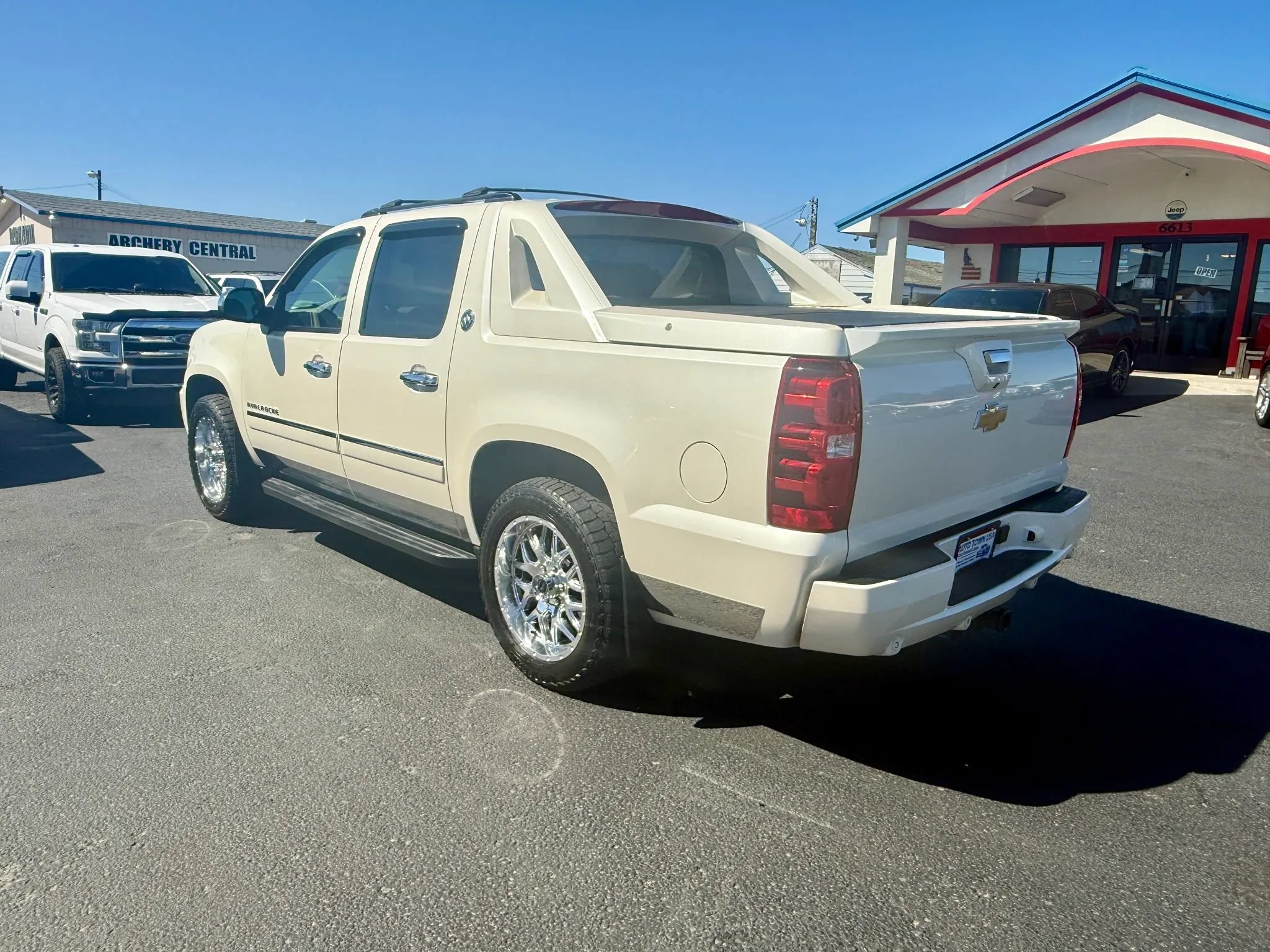Used 2013 Chevrolet Avalanche LTZ AWD/4WD image 3