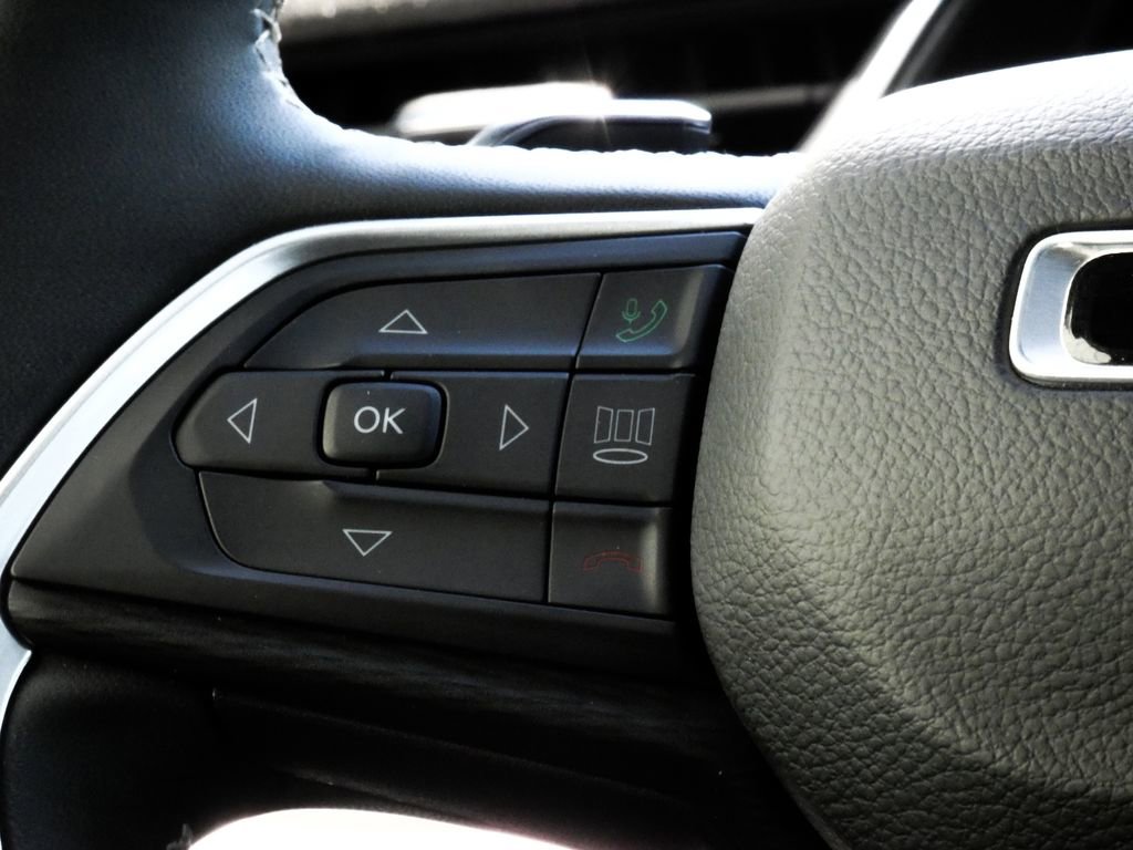 Used 2023 Jeep Grand Cherokee L Laredo AWD/4WD image 17