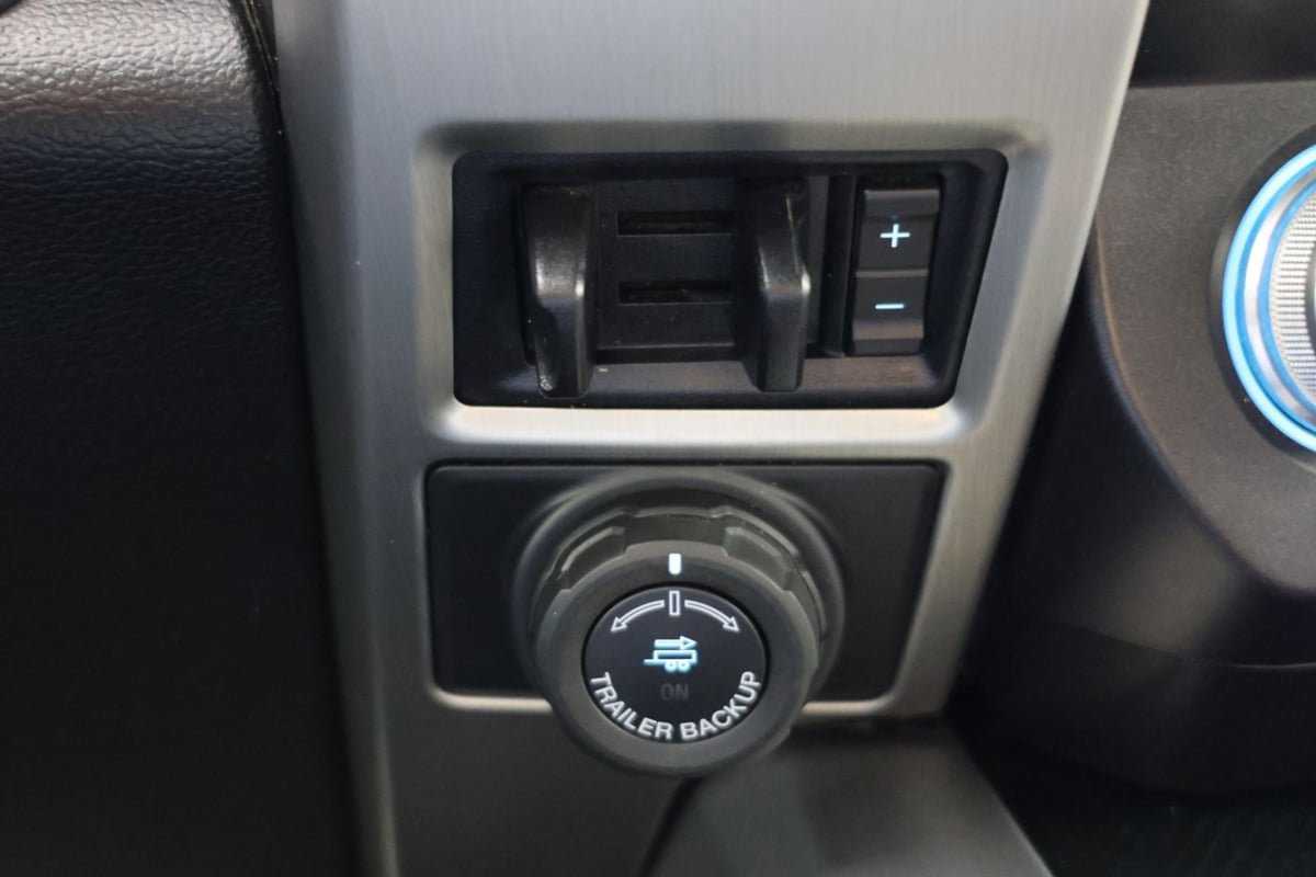 Used 2021 Ford F350 Platinum w/ Tremor Off-Road Package AWD/4WD image 32