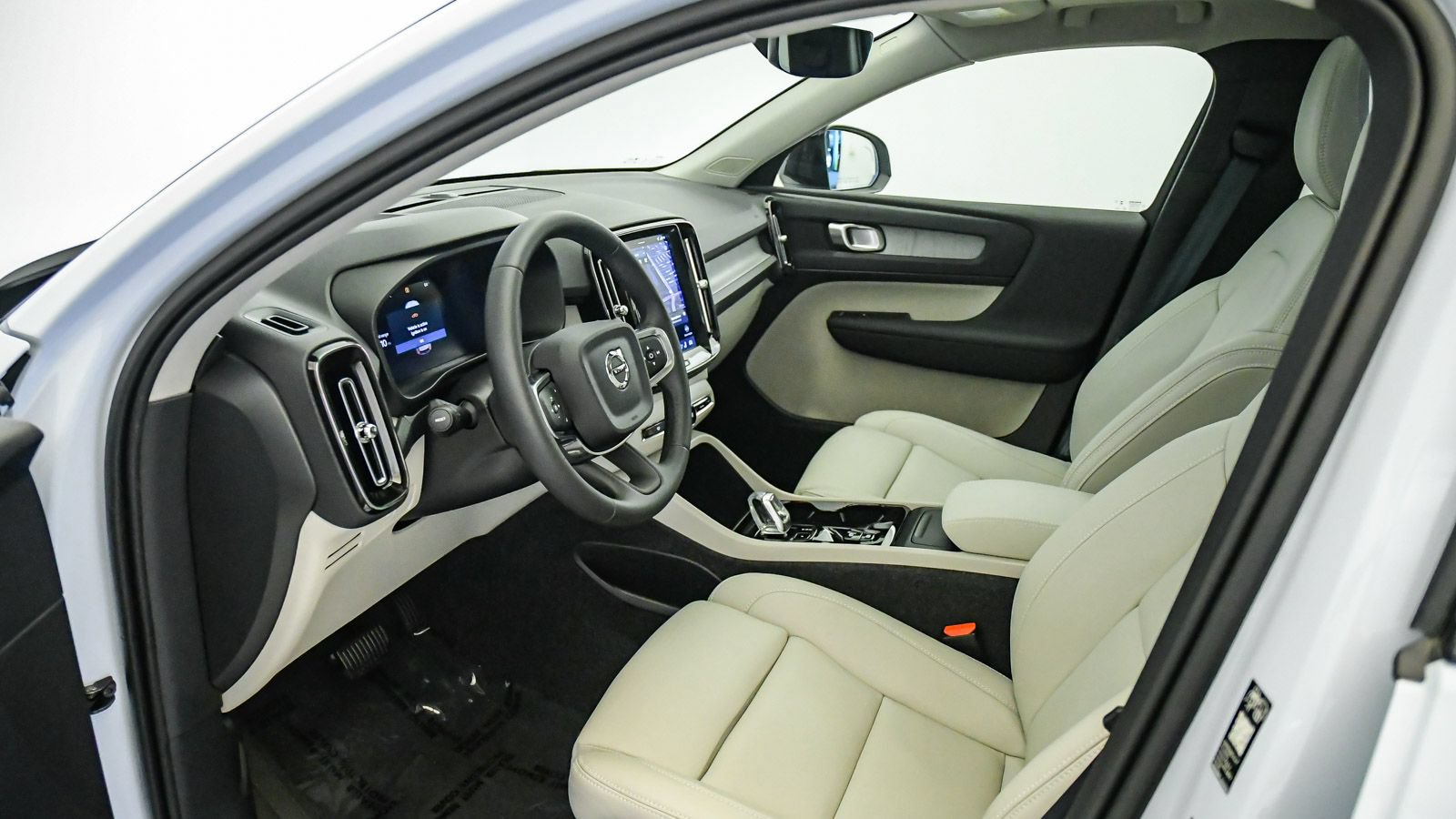 Certified 2026 Volvo XC40 B5 Plus w/ Protection Package Premier AWD/4WD image 17