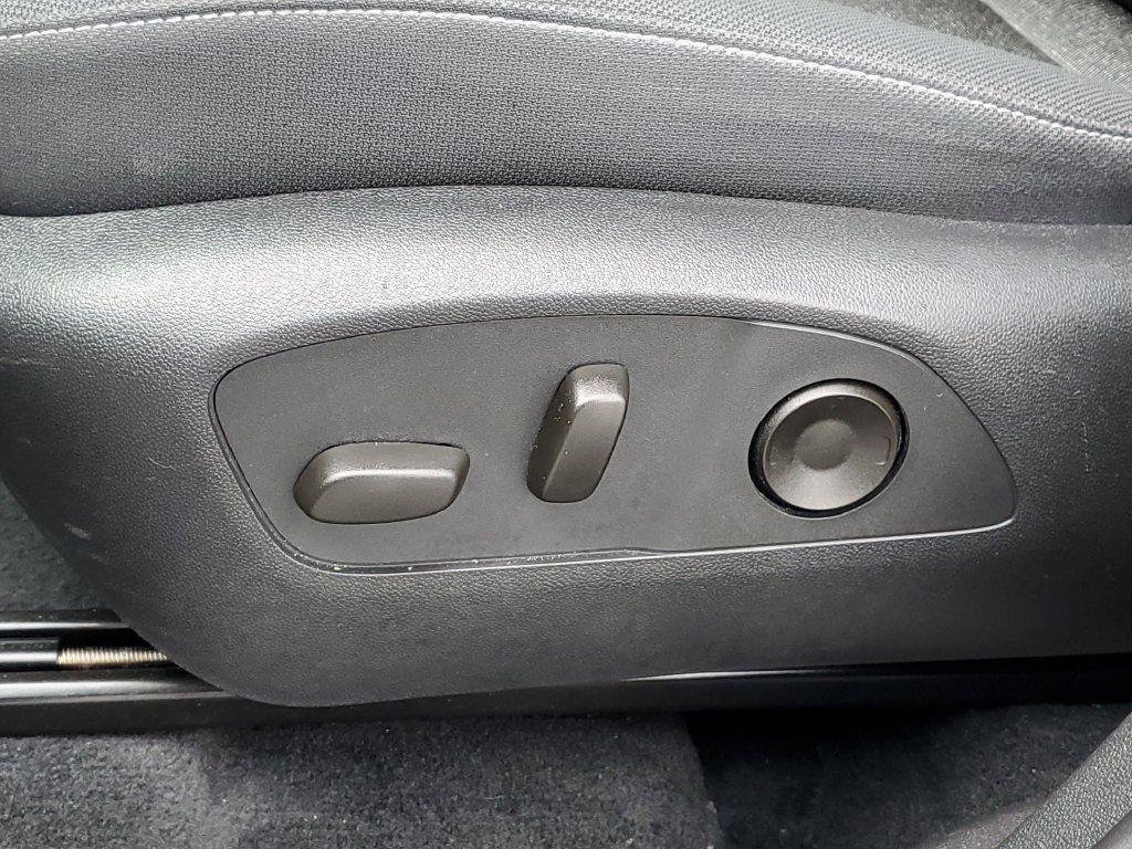 Used 2025 Chevrolet Traverse LT w/ Driver Confidence Package FWD image 6
