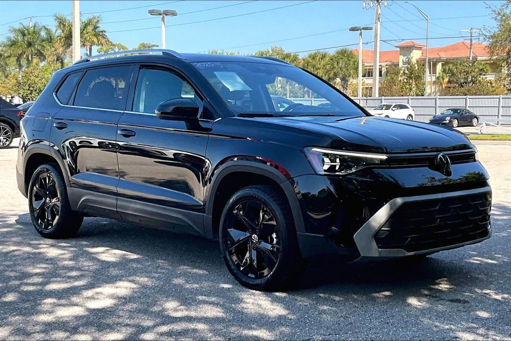 Certified 2025 Volkswagen Taos SE w/ Panoramic Sunroof Package image 2