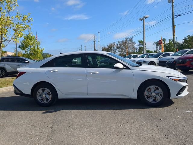 New 2026 Hyundai Elantra SE FWD image 4