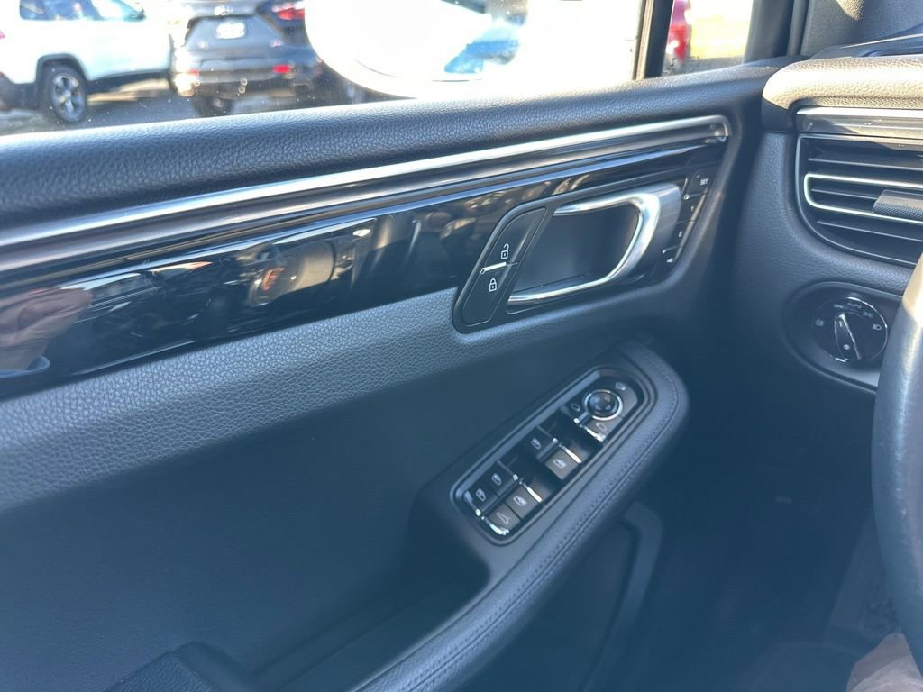 Used 2023 Porsche Macan Base image 21