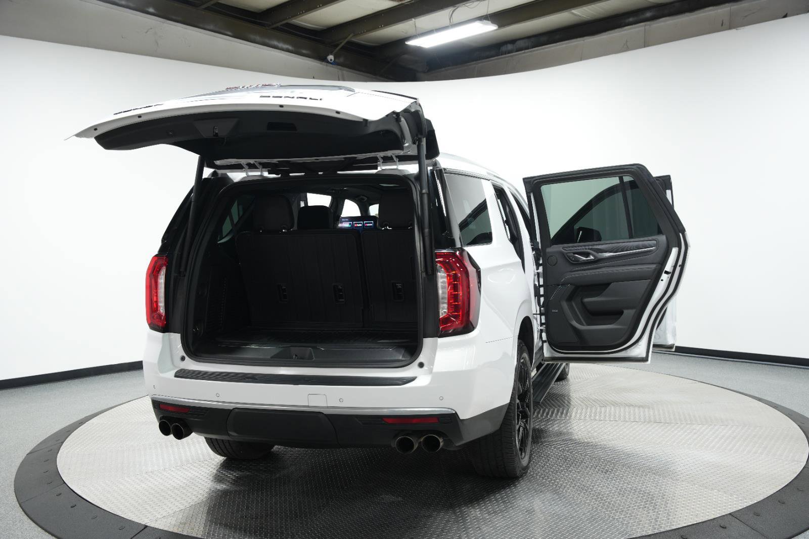 Used 2023 GMC Yukon Denali w/ LPO, Floor Liner Package image 12