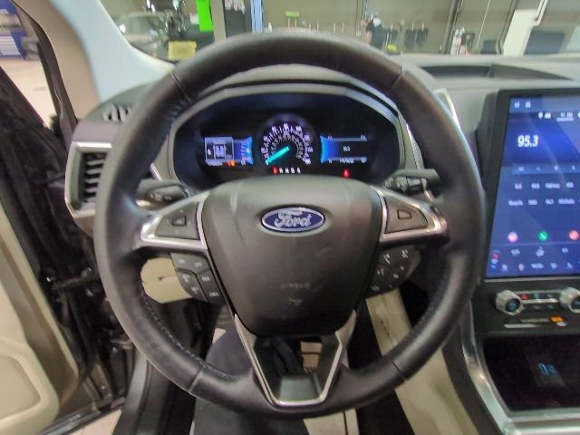 Used 2023 Ford Edge Titanium image 5