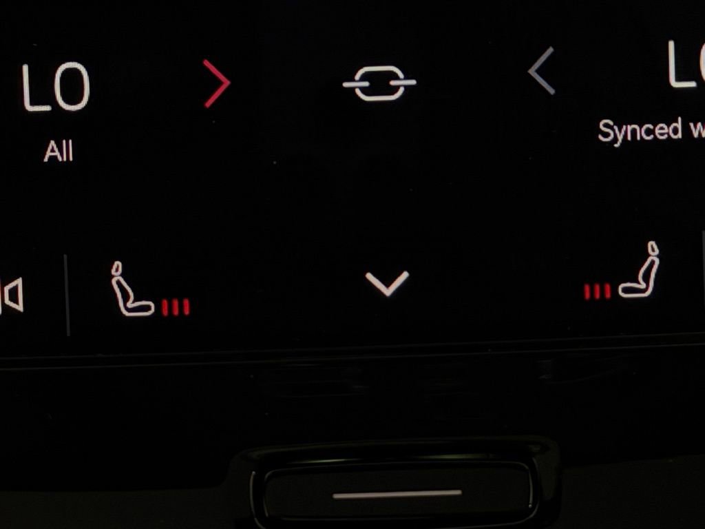 Used 2025 Volvo XC40 B5 Plus AWD/4WD image 18