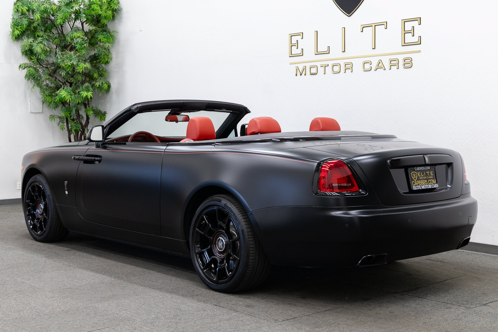 Used 2020 Rolls-Royce Dawn RWD image 3