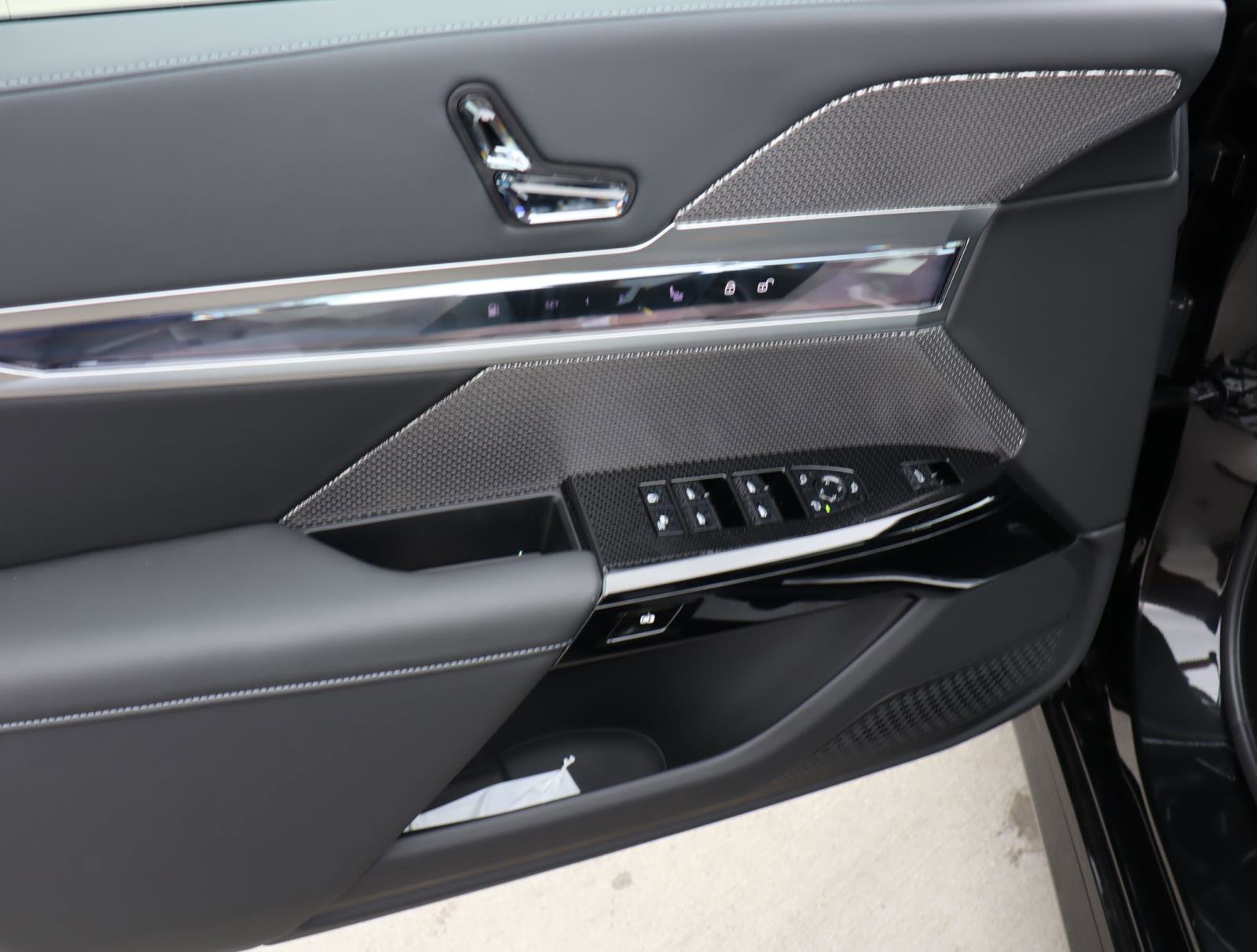 New 2026 BMW 750e xDrive w/ Premium Package image 16