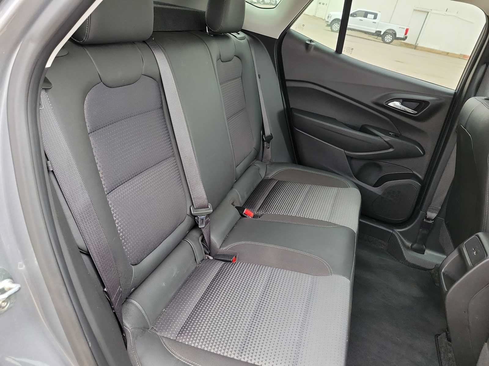 Used 2025 Chevrolet Trax LT FWD image 17