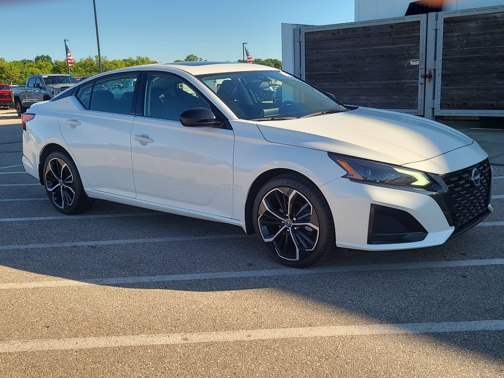 Used 2023 Nissan Altima 2.5 SR AWD/4WD image 8