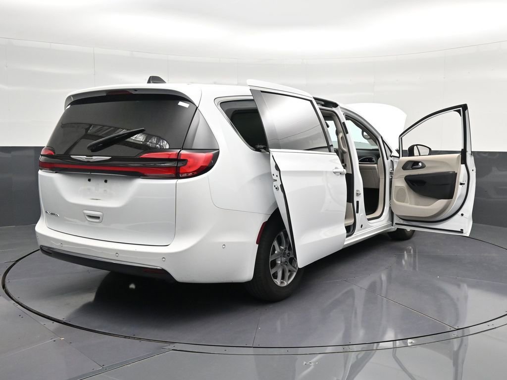 Used 2023 Chrysler Pacifica Touring-L FWD image 41