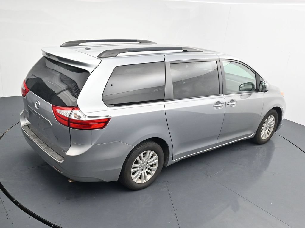 Used 2015 Toyota Sienna XLE w/ Four Season Floor Mat Package FWD image 16