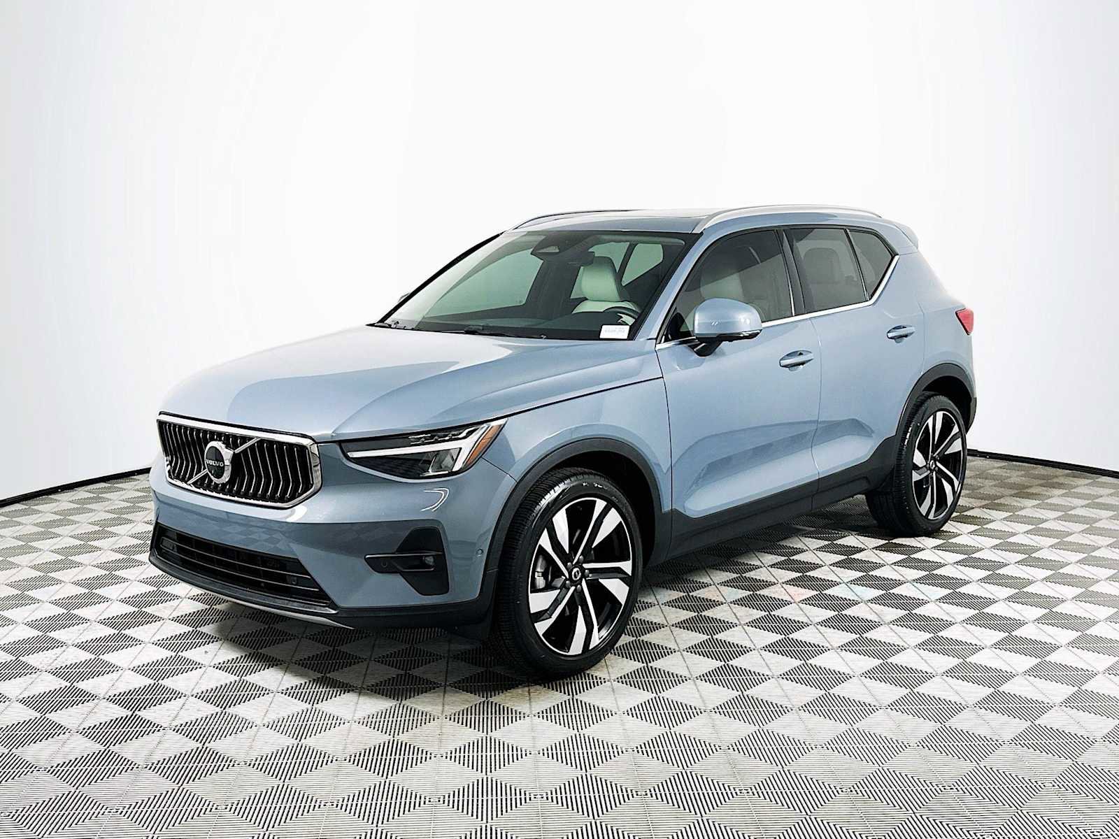 Used 2023 Volvo XC40 B5 Plus w/ Driver Assist Package AWD/4WD image 3