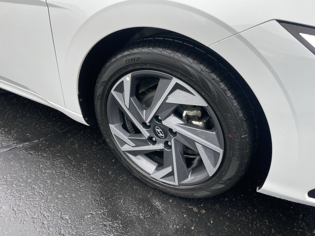 Used 2025 Hyundai Elantra SEL image 3