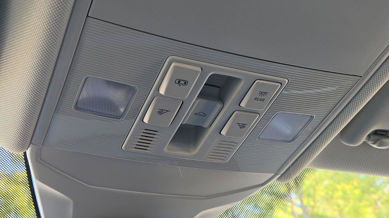 Certified 2025 Volkswagen Jetta SE w/ Sunroof Package FWD image 43