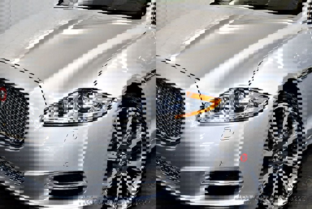 Used 2015 Jaguar XJ image 3