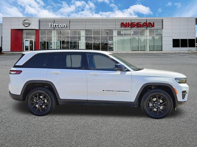 Used 2025 Jeep Grand Cherokee Altitude AWD/4WD image 3