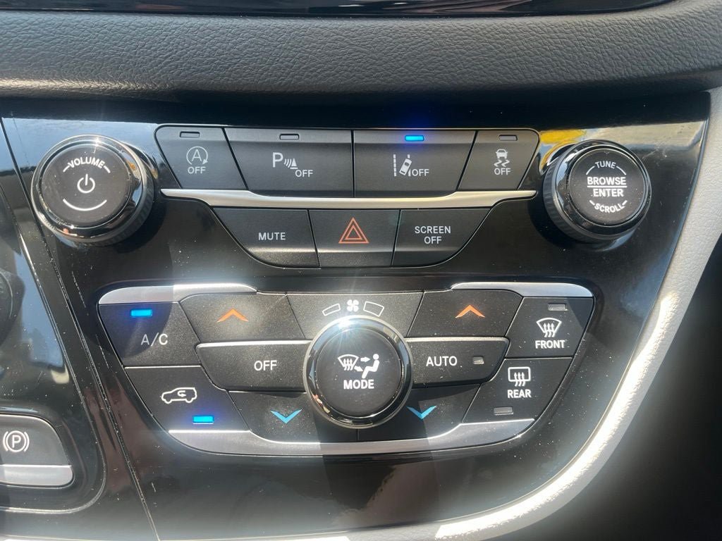 Used 2024 Chrysler Pacifica Touring-L FWD image 25