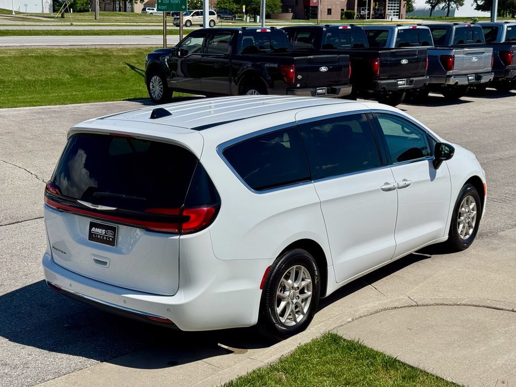 Used 2024 Chrysler Pacifica Touring-L FWD image 6