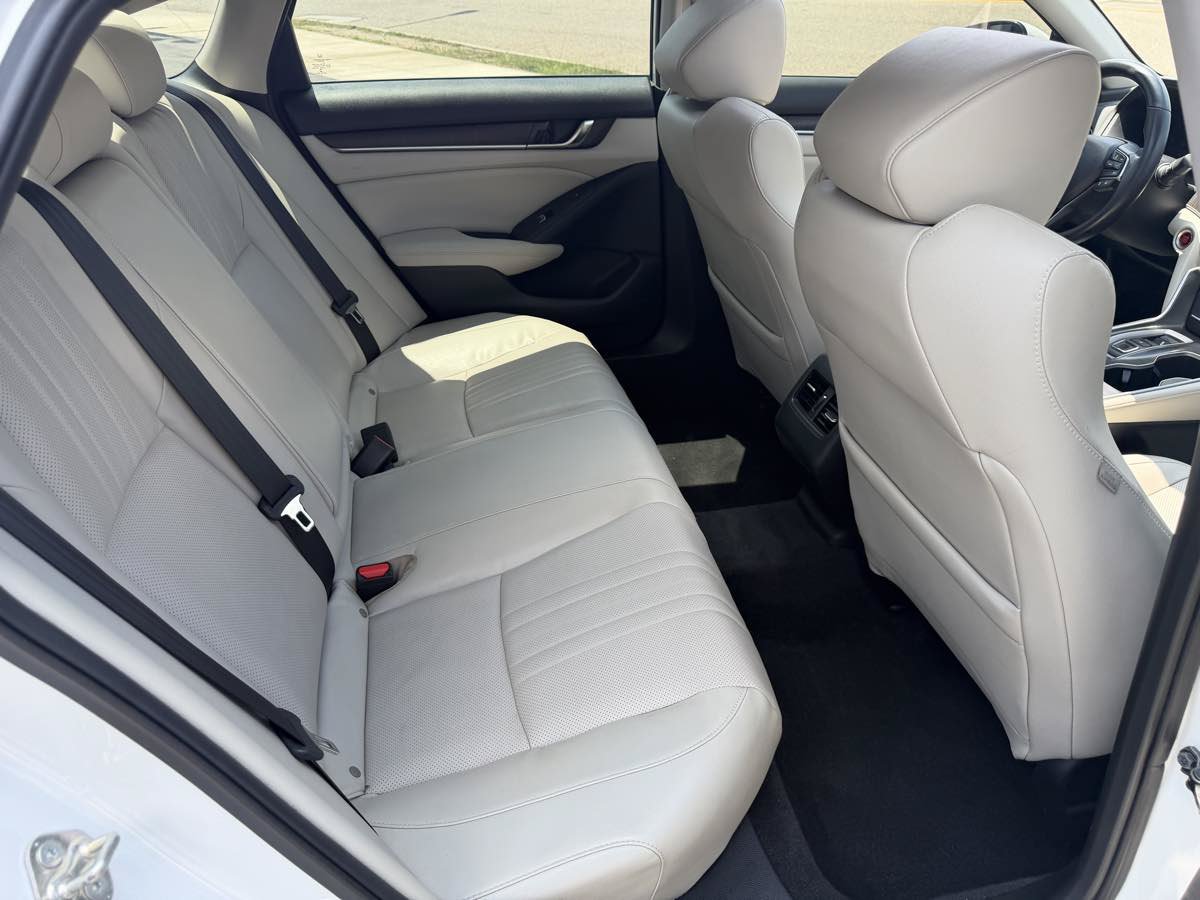 Used 2018 Honda Accord Touring image 16