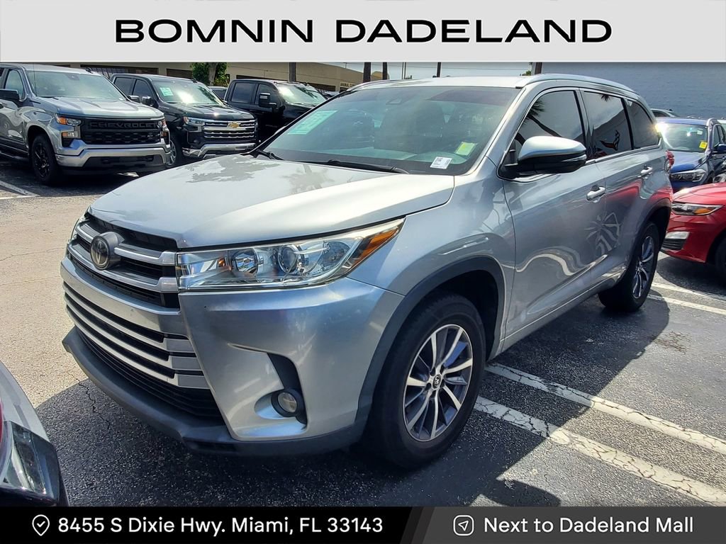 Used 2017 Toyota Highlander SE image 2