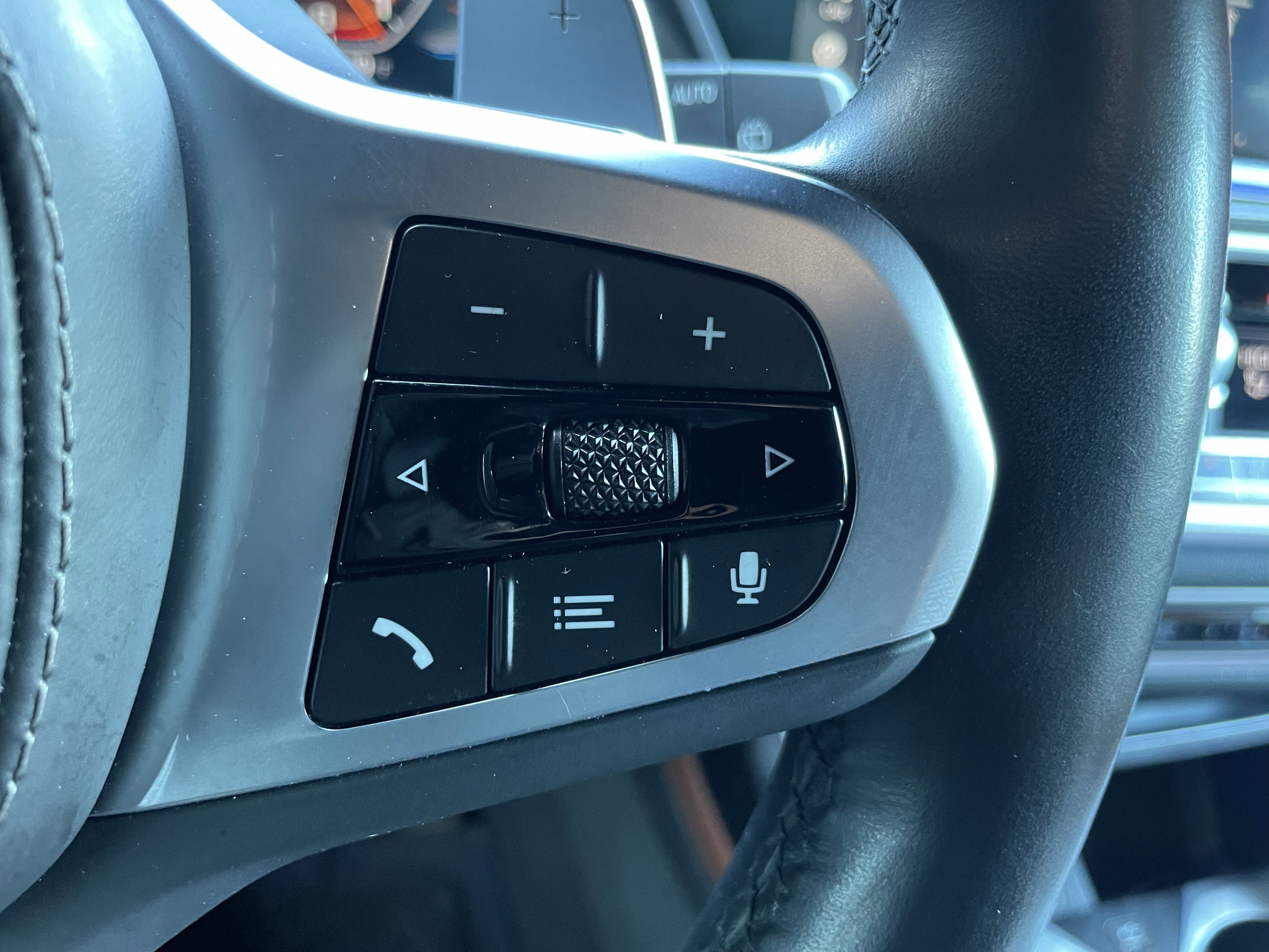 Used 2022 BMW X7 M50i w/ Luxury Seating Package image 22