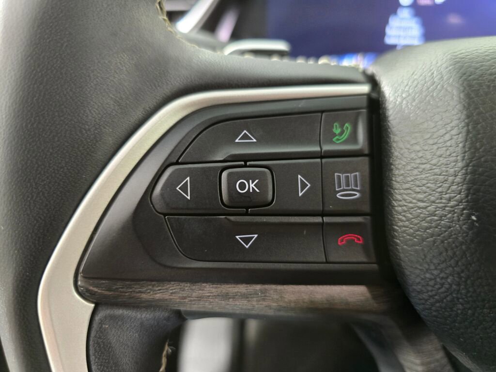 Used 2023 Jeep Grand Cherokee Limited w/ Black Appearance Package image 25