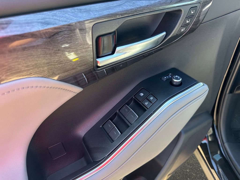 New 2026 Toyota Highlander Platinum image 18